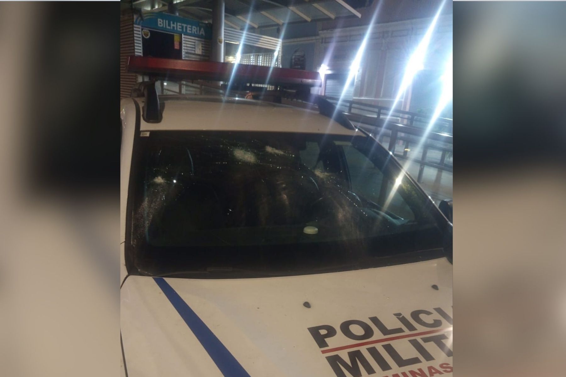 Homem sobe em viatura da PM, tenta destruir para-brisa e acaba preso no Centro de BH