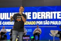 Flávio Bolsonaro reage após vazamento de áudio com Daniel Vorcaro: 'Não abaixem a cabeça'