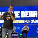 Flávio Bolsonaro reage após vazamento de áudio com Daniel Vorcaro: 'Não abaixem a cabeça'