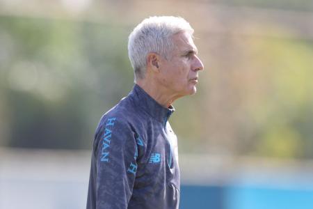 Luís Castro em treino do Grêmio