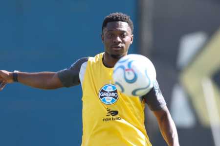 Amuzu volta a treinar pelo Grêmio • Rodrigo Fatturi/Grêmio