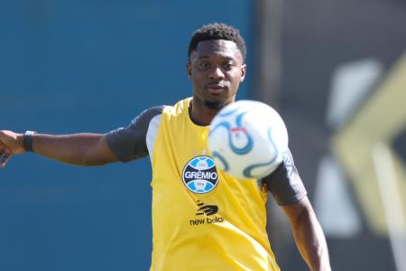 Amuzu volta a treinar pelo Grêmio • Rodrigo Fatturi/Grêmio