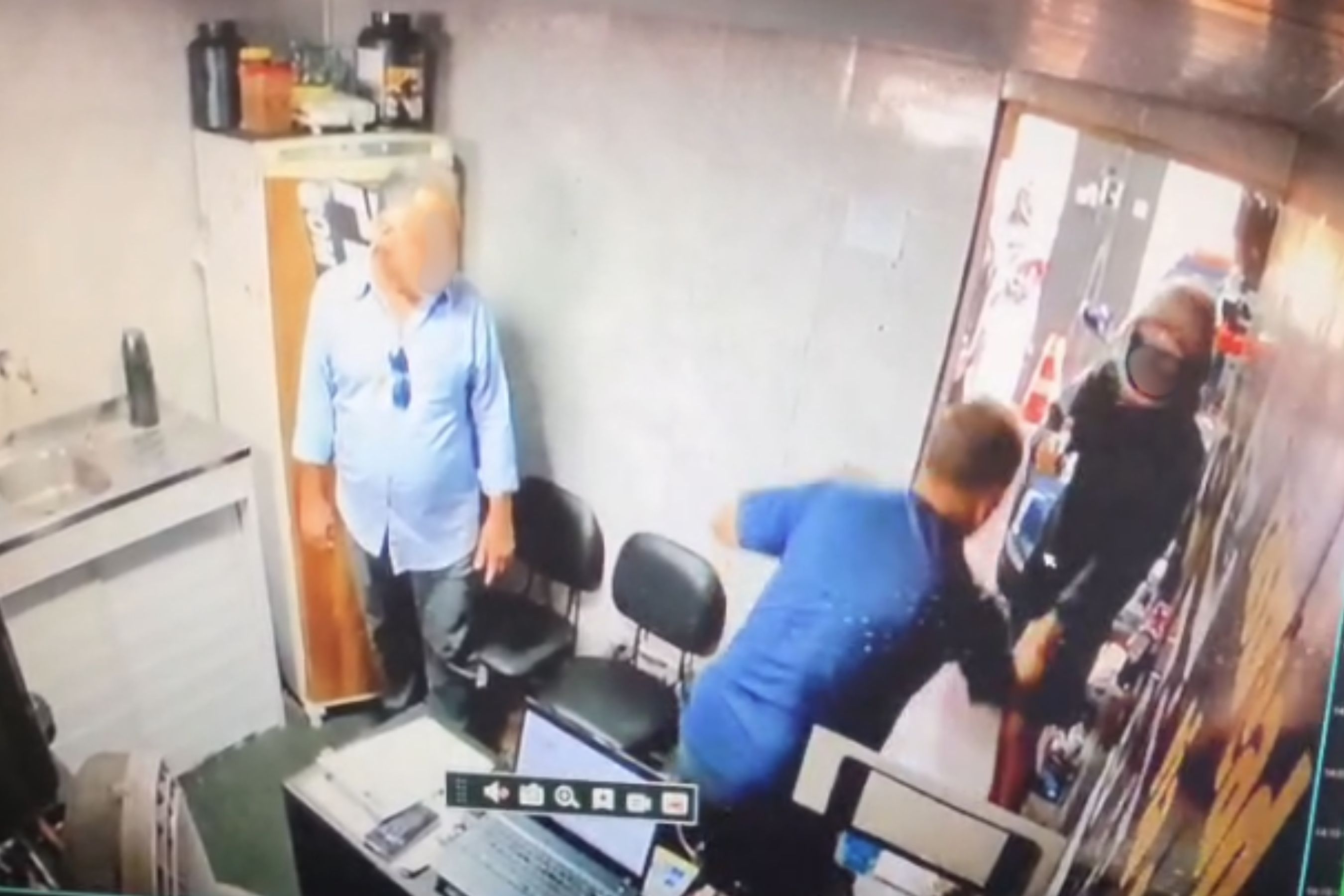 Vídeo: homens roubam bracelete avaliado em R$ 80 mil e arma de comerciante em BH