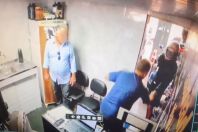 Vídeo: homens roubam bracelete avaliado em R$ 80 mil e arma de comerciante em BH