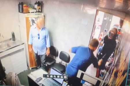 Um dos suspeitos de assaltar a loja ainda é procurado pela Polícia Militar • Imagem cedida à Itatiaia