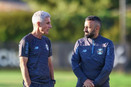 Técnico Luís Castro, do Grêmio e o auxiliar Vitor Severino