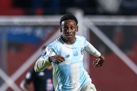 Gabriel Mec em ação pelo Grêmio contra o Riestra