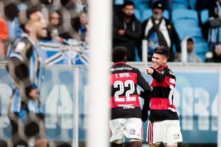 Carrascal comemora gol do Flamengo contra o Grêmio