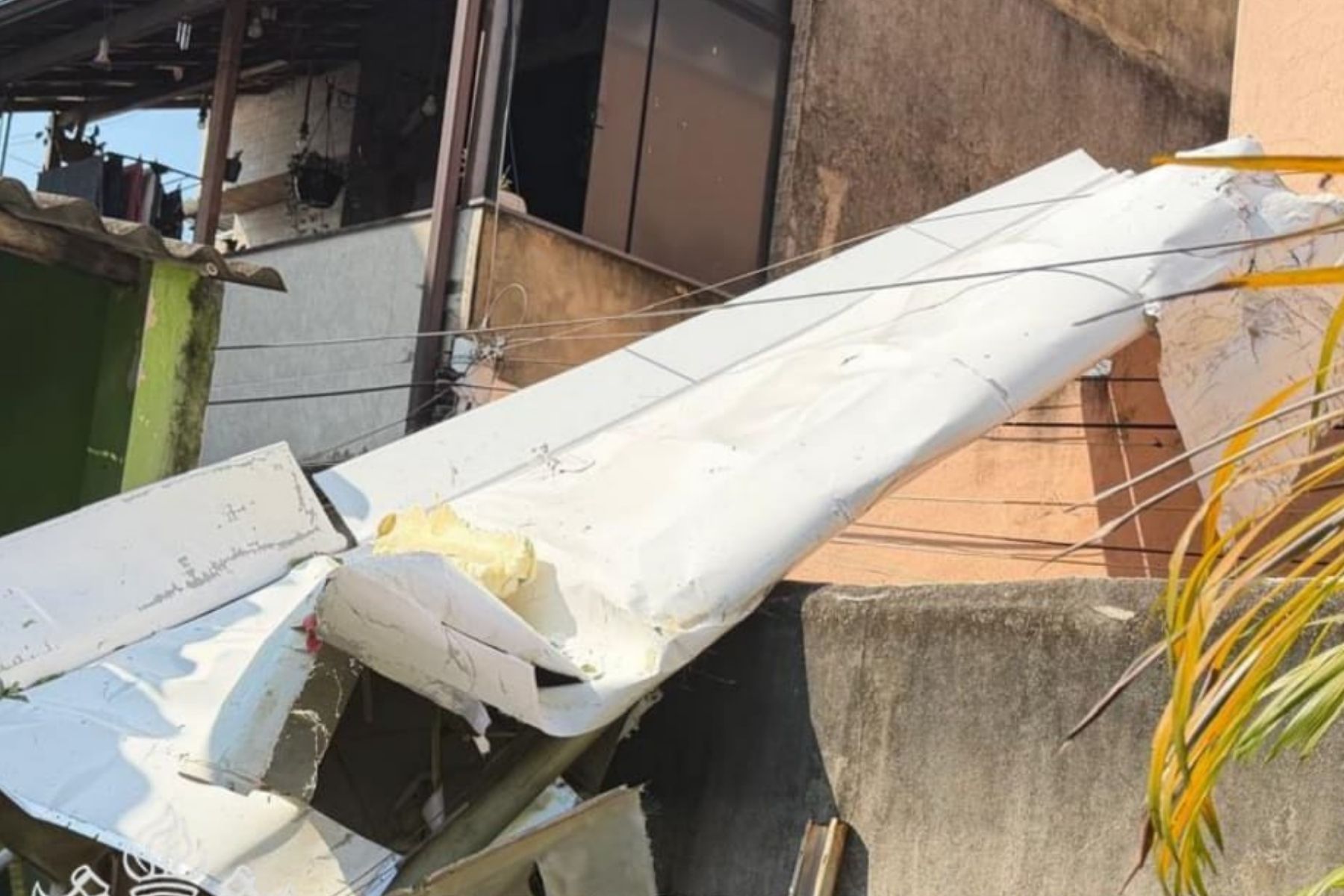 Avião monomotor cai sobre casa na Baixada Fluminense e piloto morre
