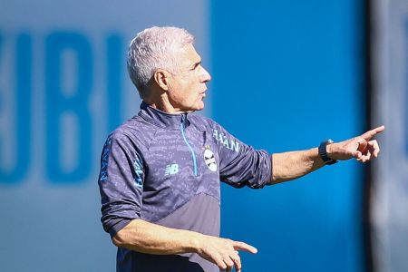 Luís Castro em treino do Grêmio