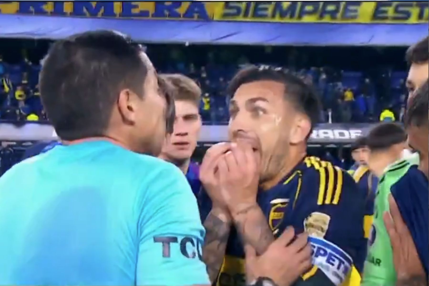 TV revela o que Paredes disse ao árbitro em revolta ao final de Boca x Cruzeiro