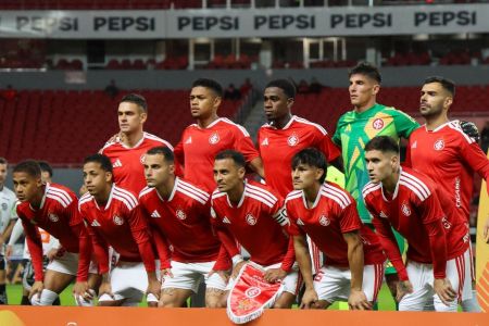 Jogadores do Inter 'perfilados' antes do duelo com o Athletic