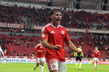Bernabei celebra gol pelo Inter contra o Athletic