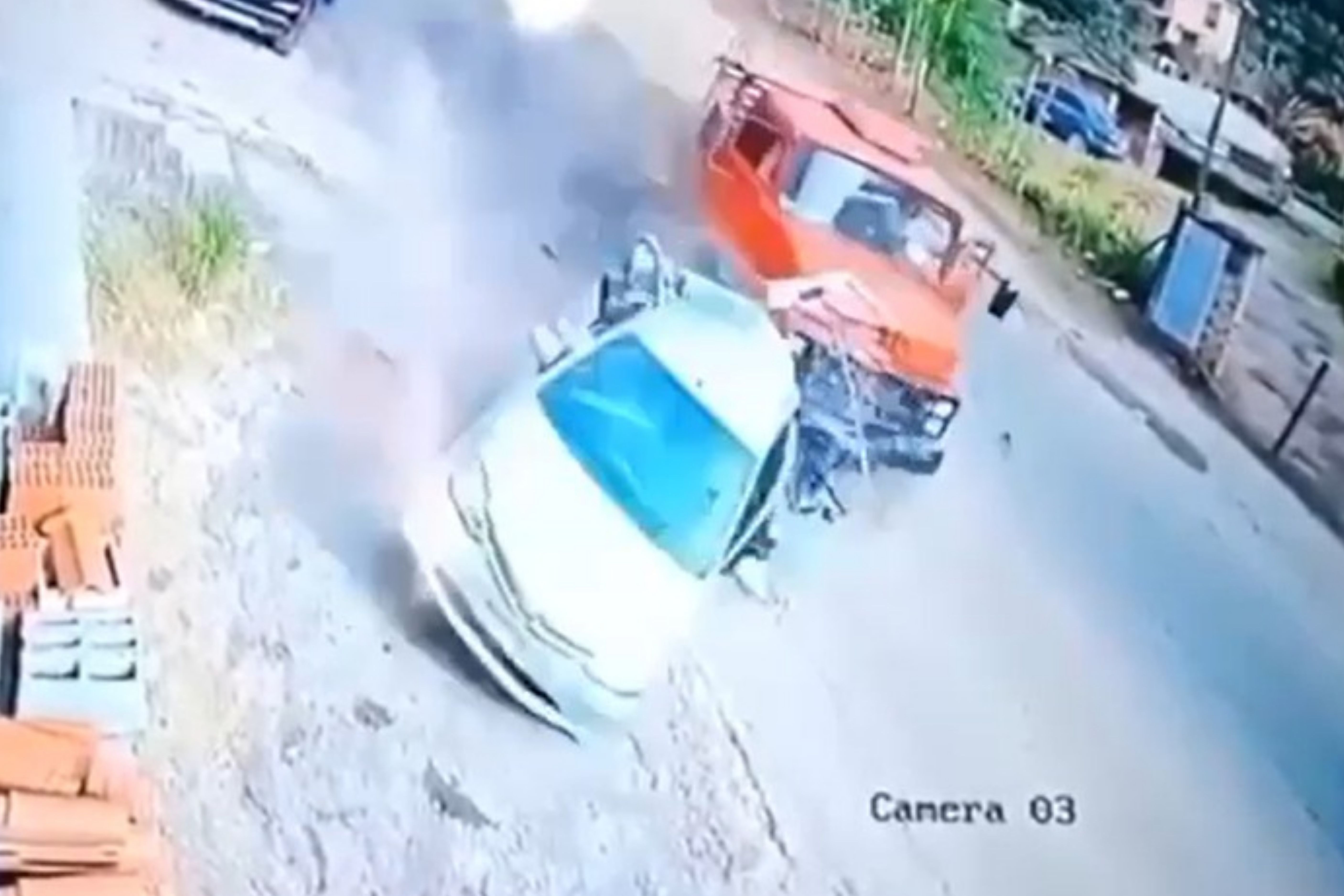 Vídeo: caminhão desgovernado arrasta carros e deixa quatro mortos no RJ