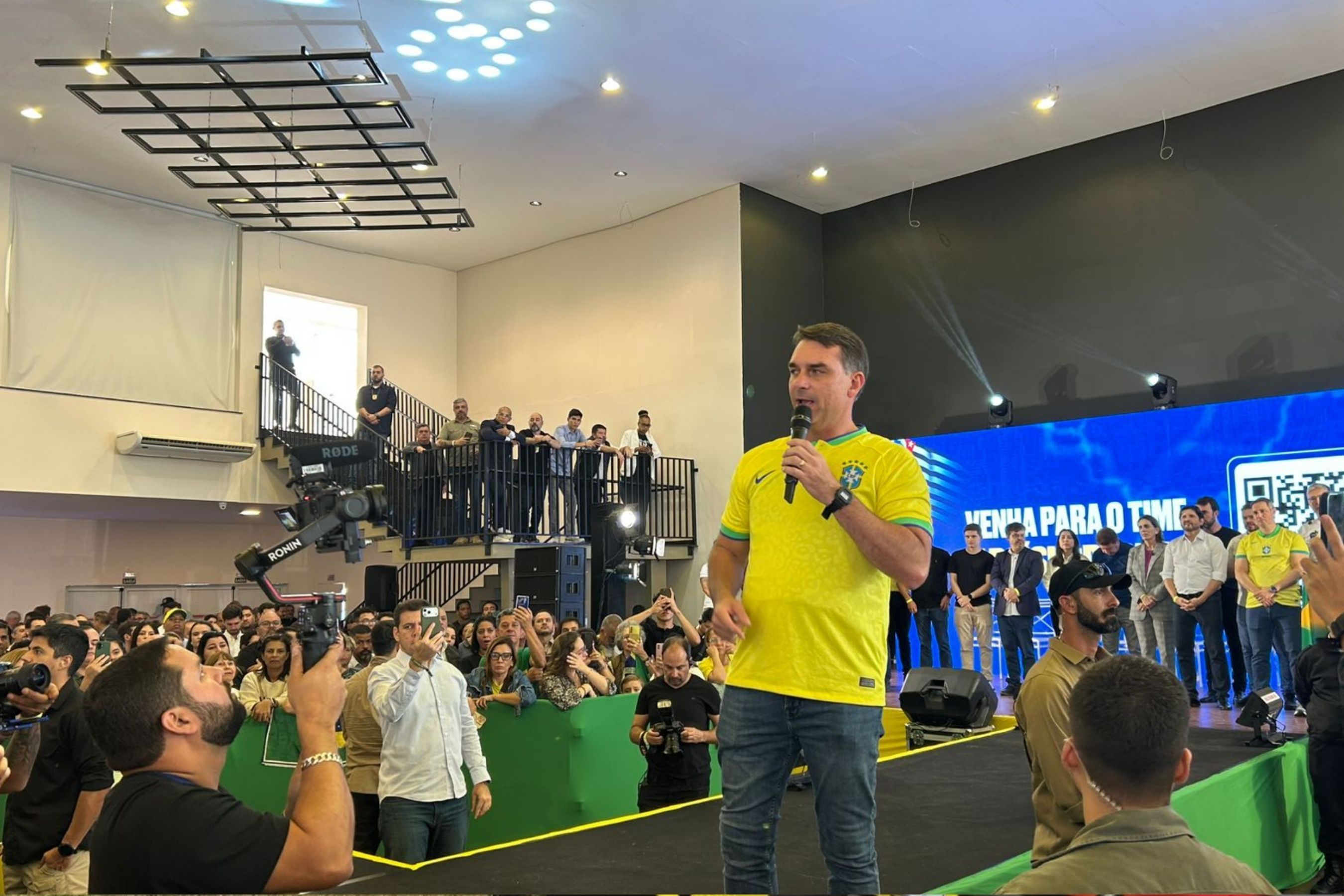 Flávio Bolsonaro sobre ataques: 'Um tudo ou nada para me enterrar vivo'