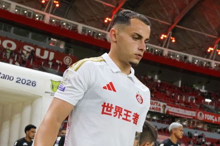 Bruno Gomes com a camisa branca na entrada do Inter em campo