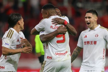 Alerrandro comemora gol pelo Inter contra o Vasco