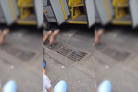 Homem é socorrido após ser atropelado por ônibus no centro de Belo Horizonte • Divulgação / CBMMG