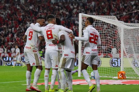 Inter comemora um dos gols contra o Vasco no Beira-Rio