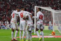 Inter 'dá show', goleia o Vasco e sobe na tabela do Brasileirão