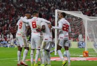 Inter 'dá show', goleia o Vasco e sobe na tabela do Brasileirão
