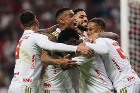 Inter goleou o Vasco por 4 a 1 no Beira-Rio