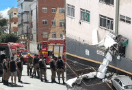 Bombeiros realizam resgate de vítimas do acidente de avião em BH