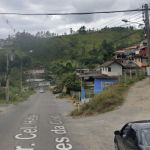 Caminhão desgovernado atinge veículos na RJ-150 e mata três pessoas