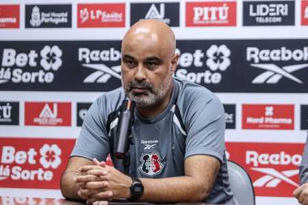 Técnico Cristian de Souza, do Santa Cruz, durante entrevista coletiva