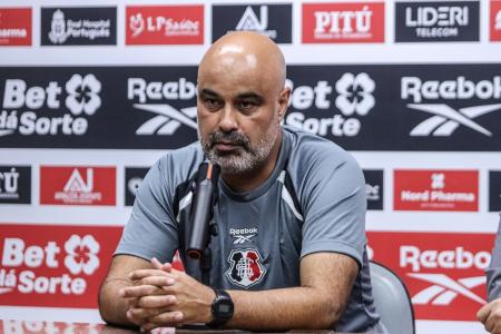 Técnico Cristian de Souza, do Santa Cruz, durante entrevista coletiva