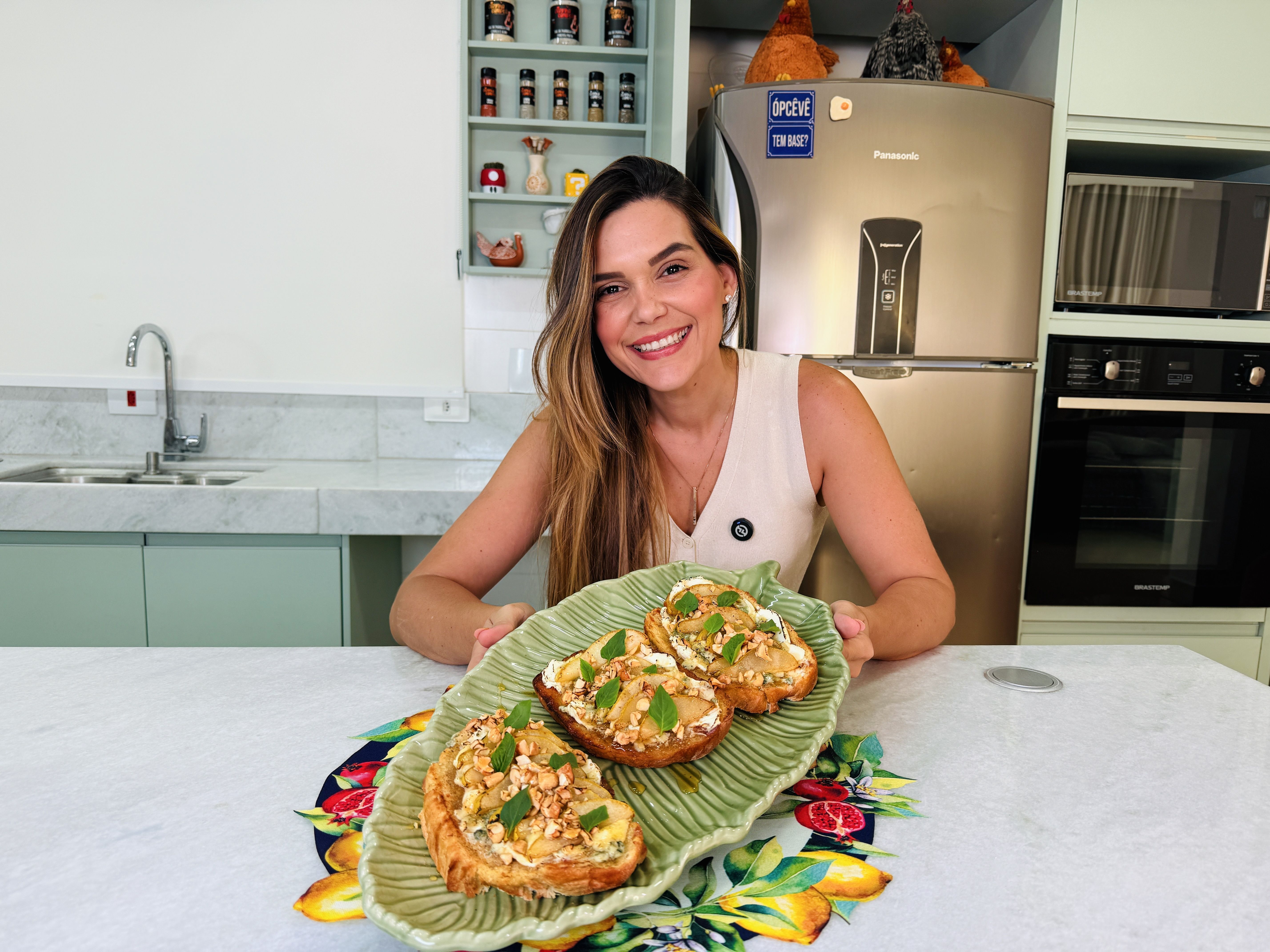 Toast caramelizado de pera com gorgonzola; confira a receita
