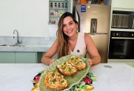 Toast caramelizado de pera com gorgonzola; confira a receita
