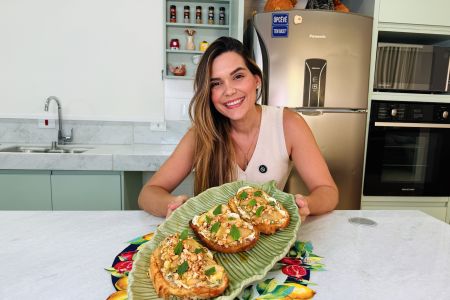 Toast caramelizado de pera com gorgonzola; confira a receita