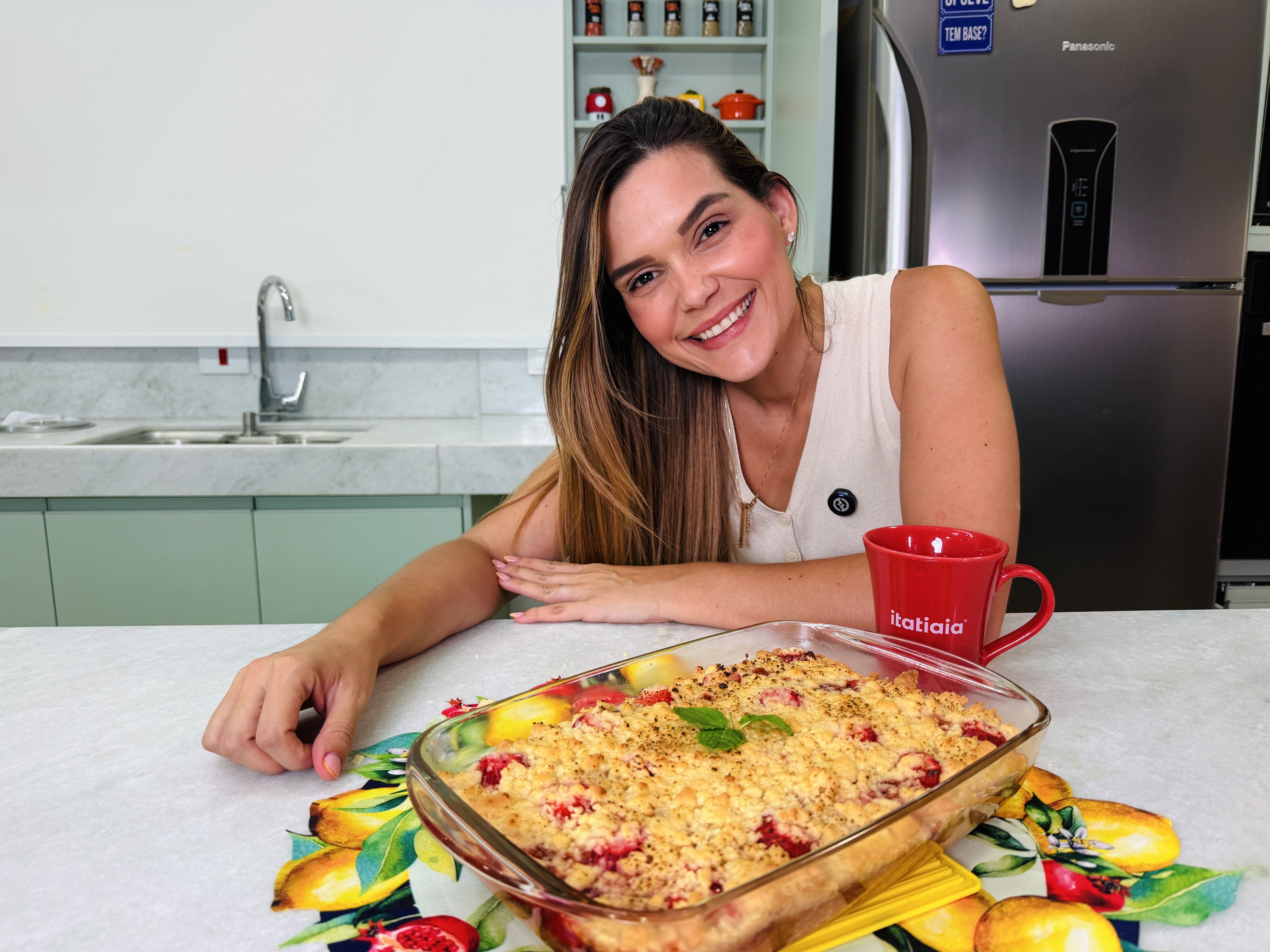Cuca de morango, um bolinho com farofa crocante; confira a receita