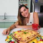 Cuca de morango, um bolinho com farofa crocante; confira a receita