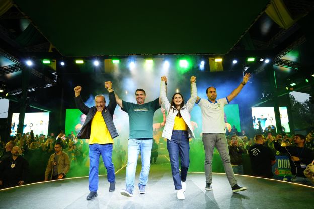 Flávio Bolsonaro lança irmão Carlos, ex-vereador do Rio, ao Senado por Santa Catarina