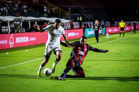 Jogadores de Ceará e Vitória disputam bola durante partida