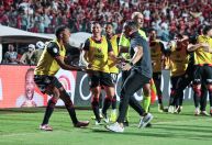 Com força do Barradão, Vitória reverte vantagem do Flamengo e avança na Copa do Brasil