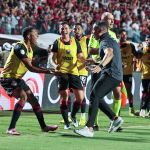 Com força do Barradão, Vitória reverte vantagem do Flamengo e avança na Copa do Brasil