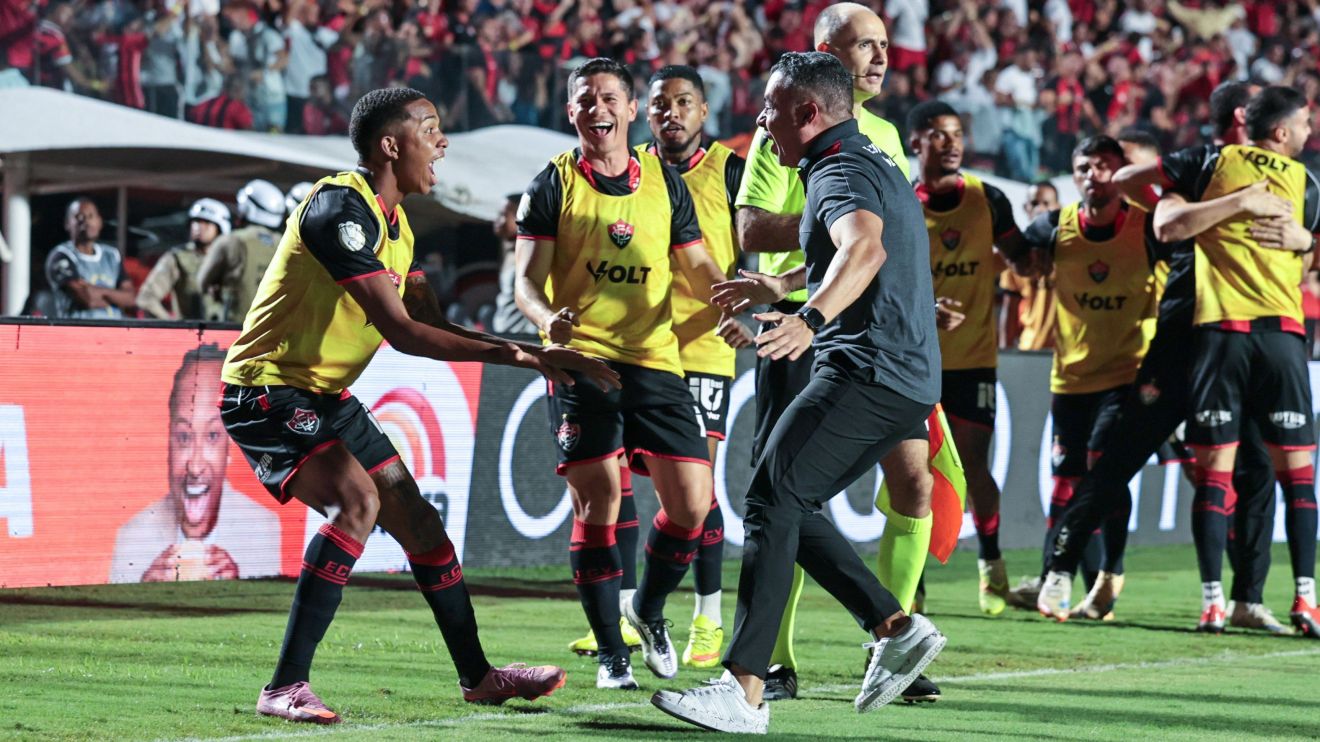 Com força do Barradão, Vitória reverte vantagem do Flamengo e avança na Copa do Brasil