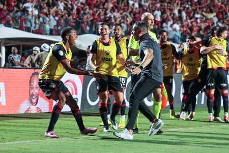 Jogadores reservas do Vitória comemoram gol sobre o Flamengo com o técnico Jair Ventura