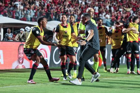 Jogadores reservas do Vitória comemoram gol sobre o Flamengo com o técnico Jair Ventura