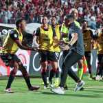 Com força do Barradão, Vitória reverte vantagem do Flamengo e avança na Copa do Brasil