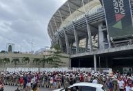 Tensão na Fonte Nova: torcida do Bahia faz protesto antes de jogo do Brasileirão