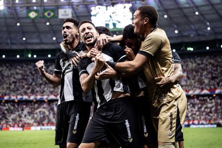 Jogadores do Ceará comemoram gol sobre o Fortaleza