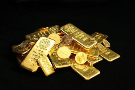 barras e moedas de ouro