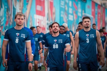 jogadores do Fortaleza a caminho do campo para treinar