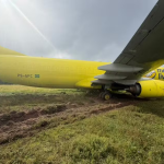 Avião cargueiro da Gol sai da pista no aeroporto de Salvador