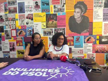 Carol Souza, à esquerda, passou o bastão da presidência do PSOL-MG para Iza Lourença, vereadora de BH e pré-candidata a deputada estadual