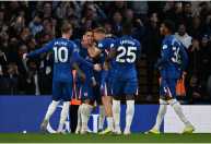 Brasileiros marcam, Chelsea vence clássico e Tottenham segue ameaçado no Inglês